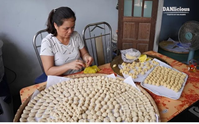 Ngâm đậu làm bánh đậu xanh nhân thịt Hội An