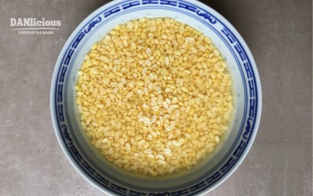 Ngâm đậu làm bánh đậu xanh nhân thịt Hội An